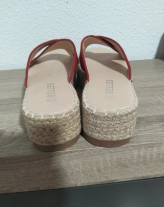 Sandalias de plataforma rojas y beige