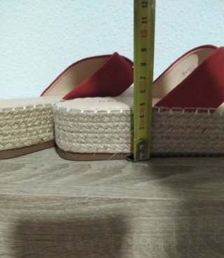 Sandalias de plataforma rojas y beige