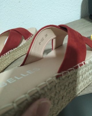 Sandalias de plataforma rojas y beige