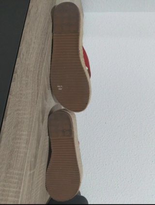 Sandalias de plataforma rojas y beige