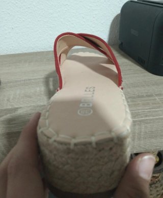 Sandalias de plataforma rojas y beige