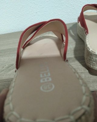 Sandalias de plataforma rojas y beige