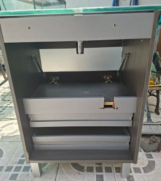 Mueble de baño con lavabo y grifo