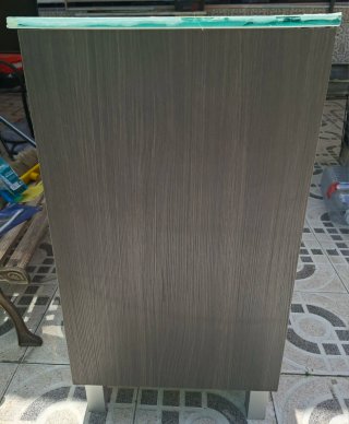 Mueble de baño con lavabo y grifo