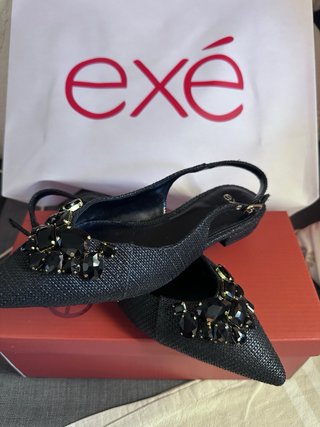 Zapato slingback negro con pedrería