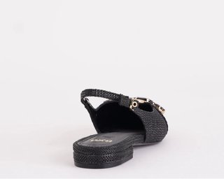 Zapato slingback negro con pedrería