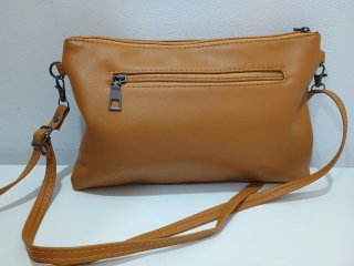 Bolso bandolera marrón con monograma