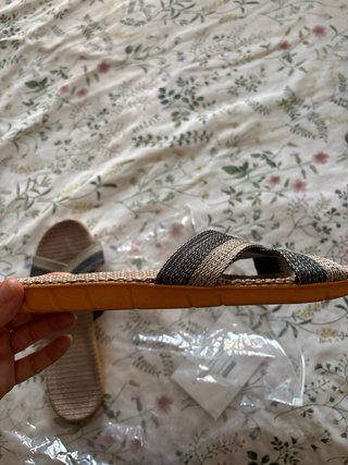 Chanclas de hombre marrones y grises