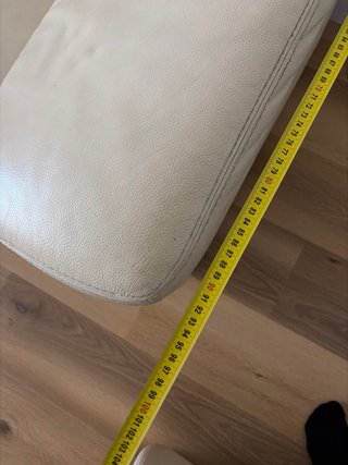Sofá de piel beige