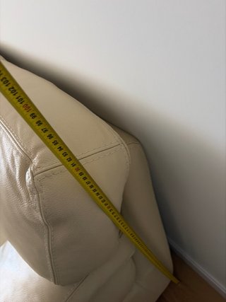 Sofá de piel beige