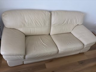 Sofá de piel beige
