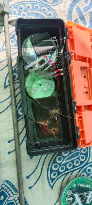 3 cañas de pescar con cebo