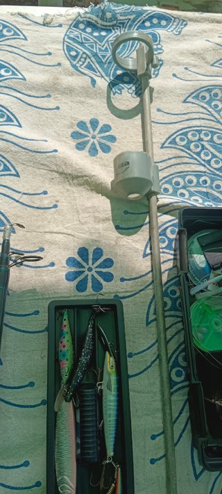 3 cañas de pescar con cebo
