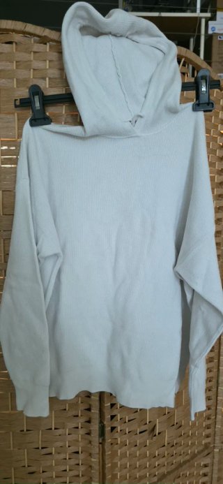 Sudadera con capucha blanca
