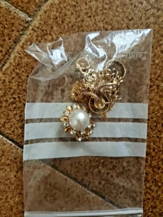 Cadena y pendientes dorados