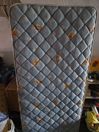 Cama 90x190 con somier, cabecero y dos mesitas.