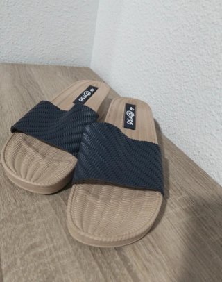 Sandalias de cuña beige y grises