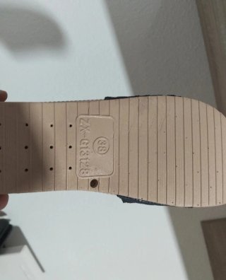 Sandalias de cuña beige y grises