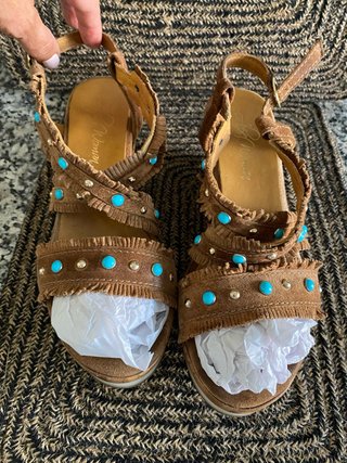 Sandalias cuña ante turquesa y pedrería