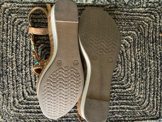 Sandalias cuña ante turquesa y pedrería