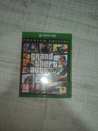 Xbox One S + GTA V e Call of Duty Black Ops 4