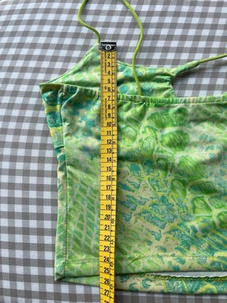 Top verde con estampado de escamas