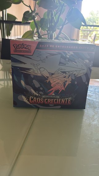 Caja Entrenador Élite ETB Caos Creciente Pokémon