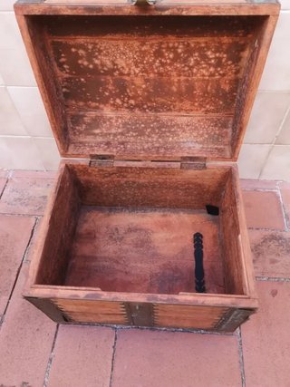 Baúl antiguo madera y metal
