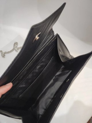 Bolso de cuero negro con cadena