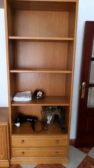 Estantería de madera con cajones