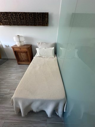 Cama individual Zara Home con ropa y cojines