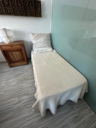 Cama individual Zara Home con ropa y cojines