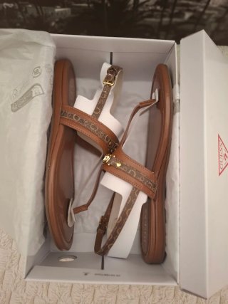Sandalias Guess Marrón y Dorado