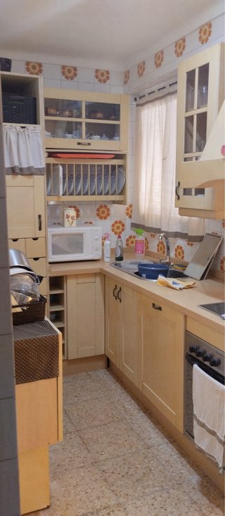 Cocina completa beige y blanca