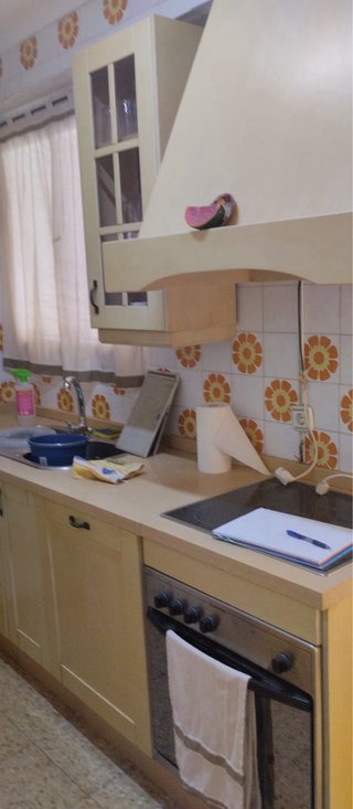 Cocina completa beige y blanca