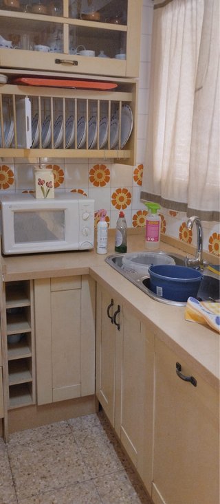 Cocina completa beige y blanca