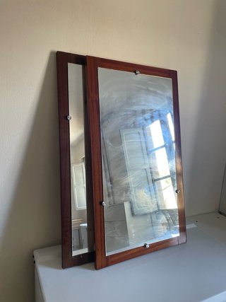 Espejo con marco de madera.