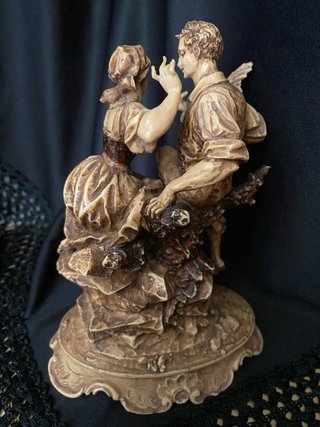 Figura con delicados detalles y base ornamentada