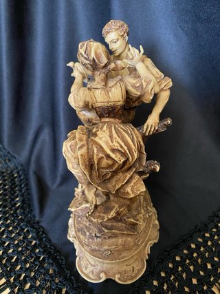 Figura con delicados detalles y base ornamentada