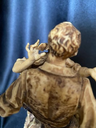 Figura con delicados detalles y base ornamentada