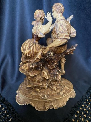 Figura con delicados detalles y base ornamentada