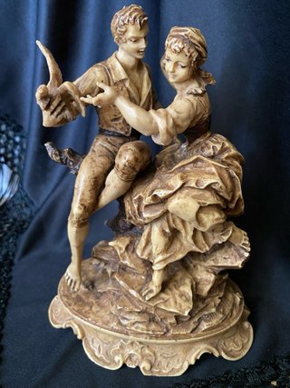 Figura con delicados detalles y base ornamentada