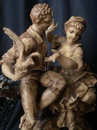 Figura con delicados detalles y base ornamentada