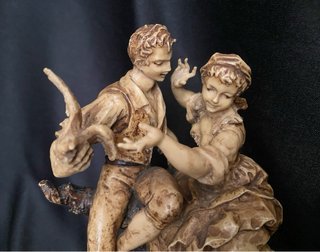 Figura con delicados detalles y base ornamentada