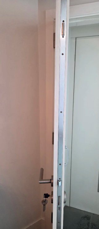Puerta blanca semiacorazada