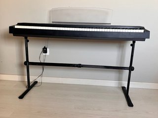 Piano Yamaha P70 con soporte
