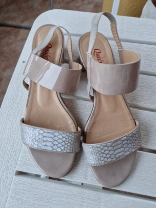 Sandalias tacón bajo beige y plateadas