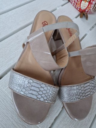 Sandalias tacón bajo beige y plateadas