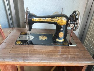 Máquina de coser Singer antigua con pedal