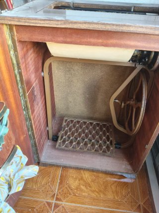 Máquina de coser Singer antigua con pedal